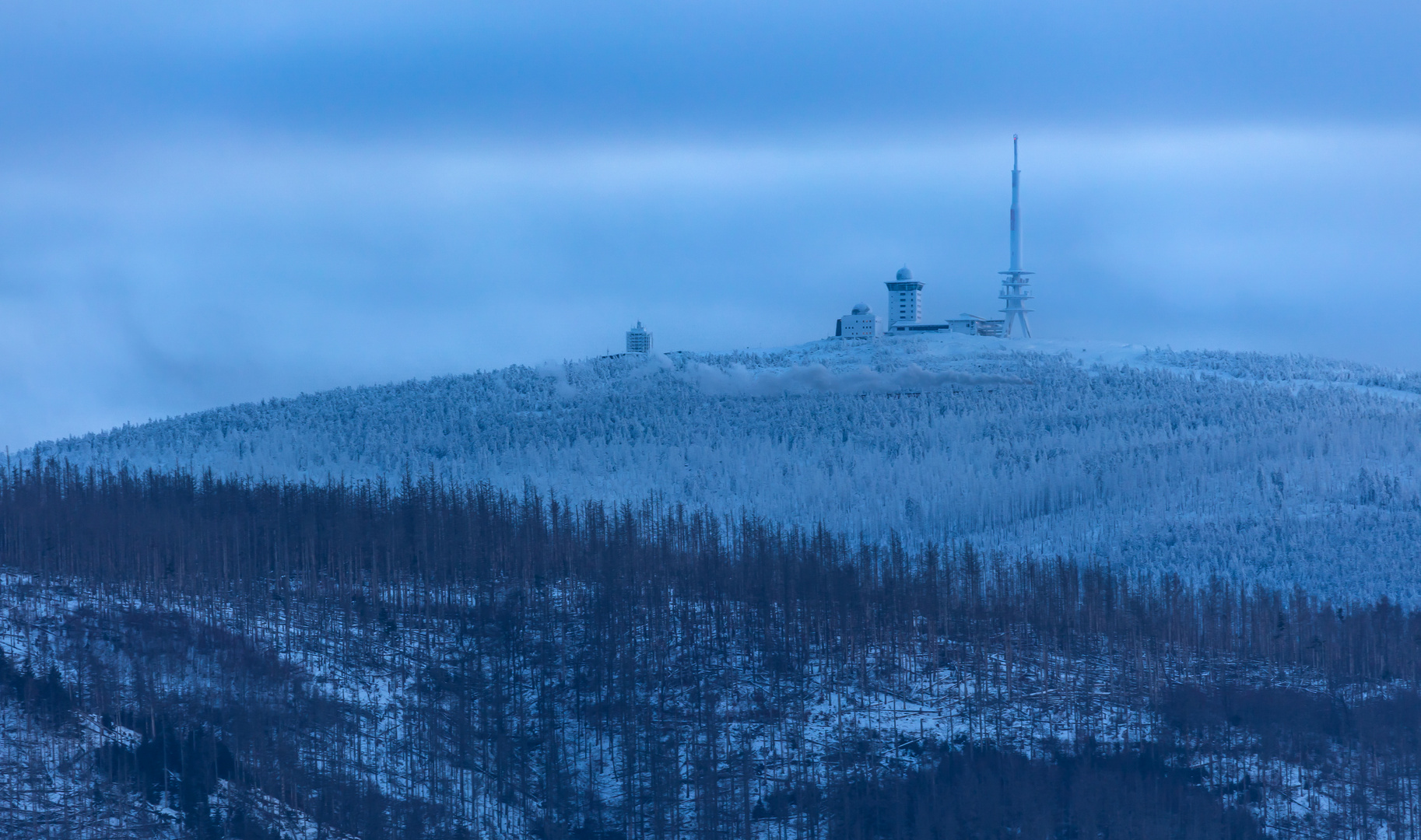 Der Brocken, noch in Weiß