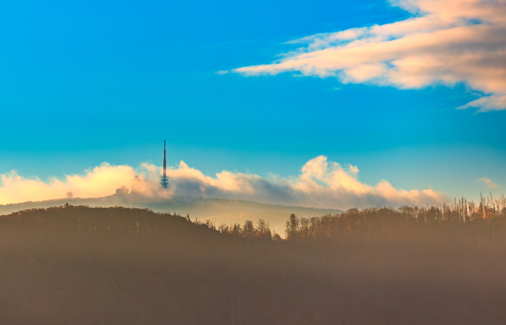 Der Brocken teilweise im Nebel