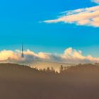 Der Brocken teilweise im Nebel