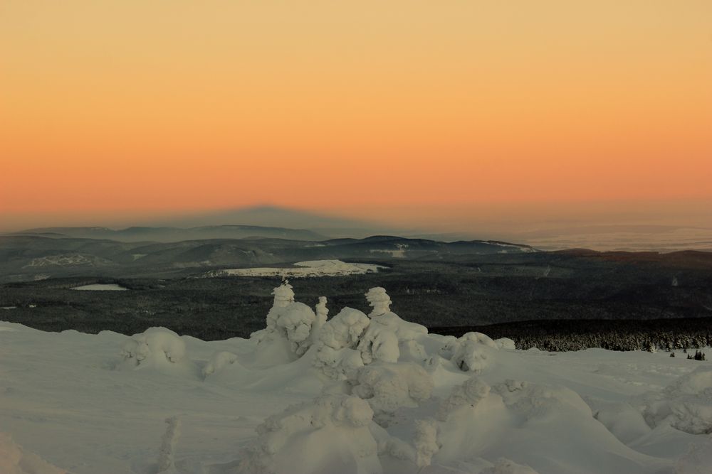 Der Brocken wirft seinen Schatten