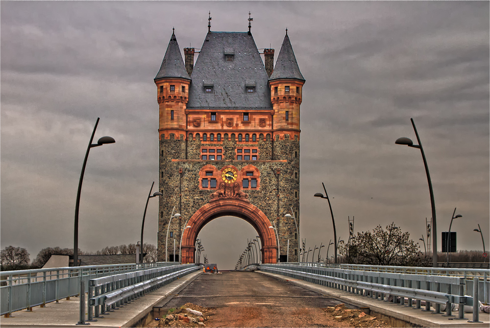 Der Brückenturm an der Nibelungenbrücke