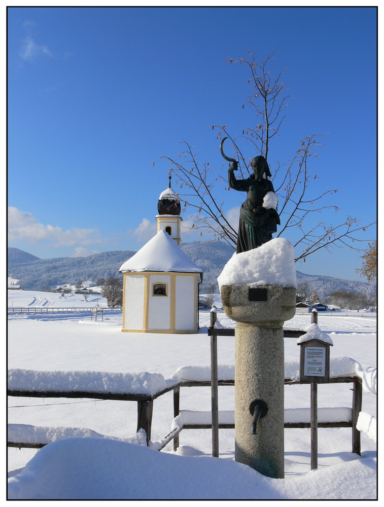 Der Brunnen am Dorfplatz ...