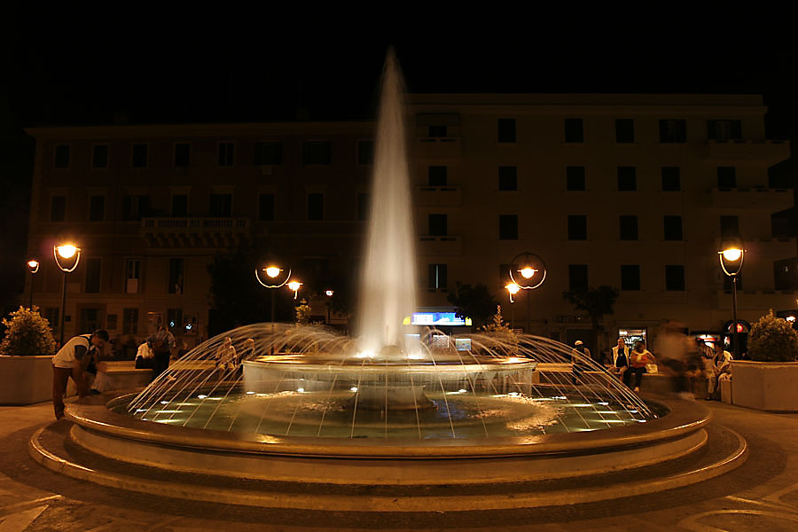 Der Brunnen am Hauptplatz von Anzio...