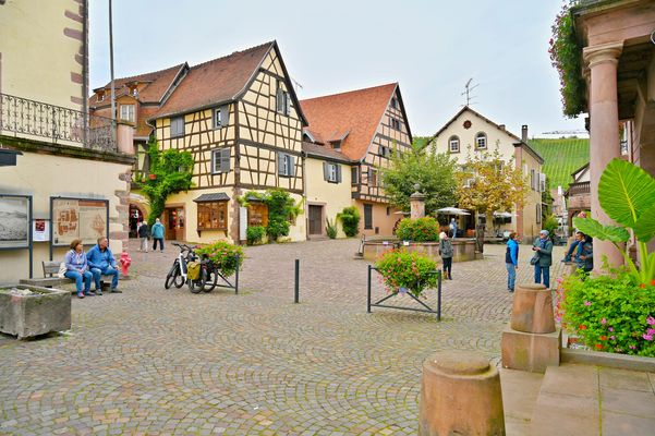 Der Brunnen am Rathaus von Riquewir