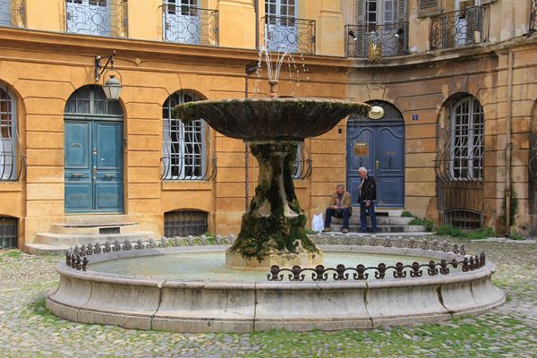 Der Brunnen auf dem Place d'Albertas in Aix-en-Provence