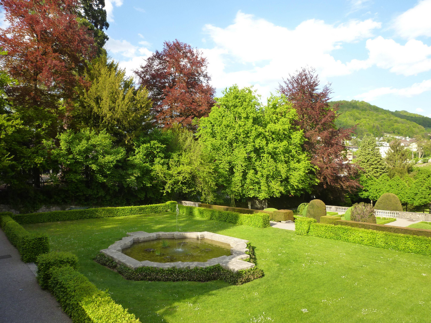 Der Brunnen im Zierpark ...