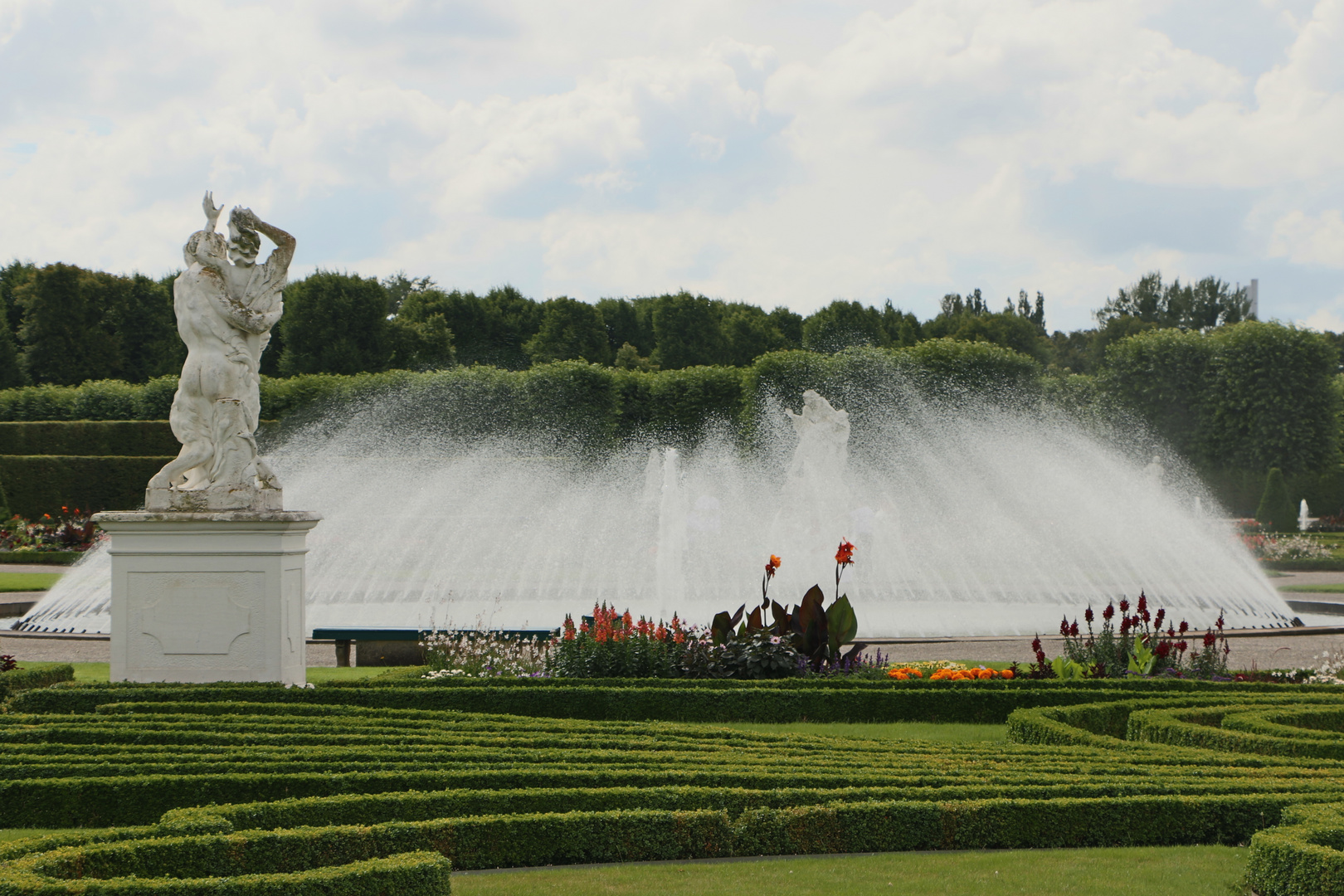 Der Brunnen in dem Garten 2