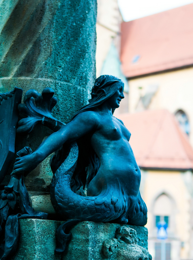 Der Brunnen neben der Kirche