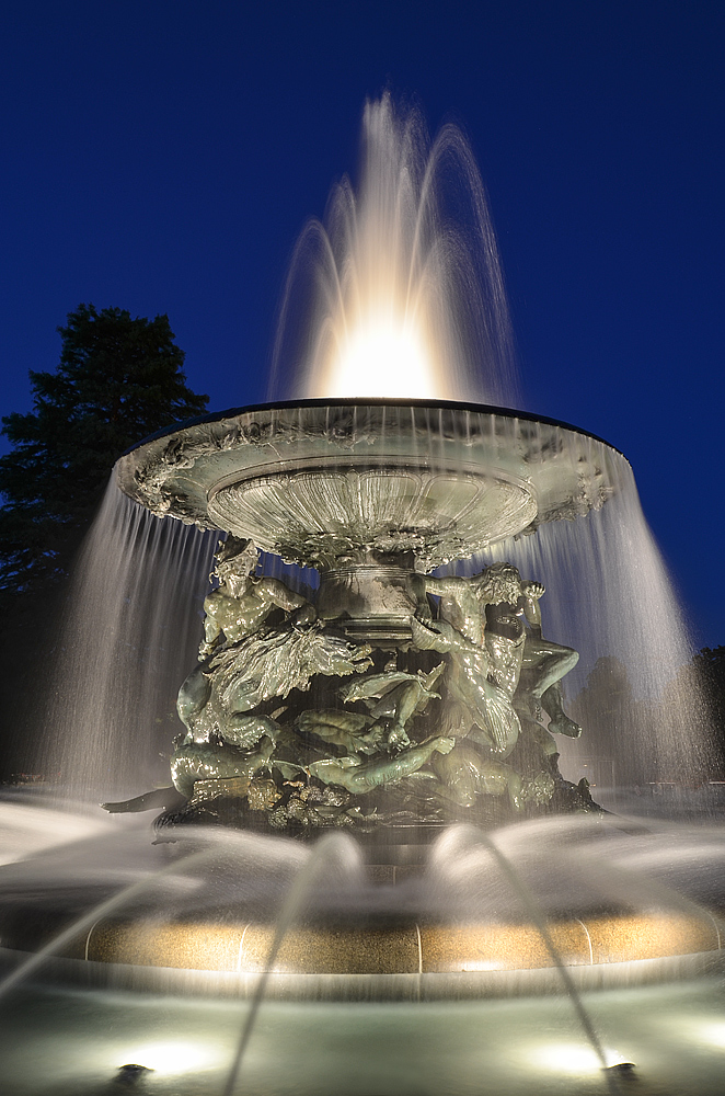 Der Brunnen "Stürmische Wogen" bei Nacht