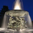 Der Brunnen "Stürmische Wogen" bei Nacht