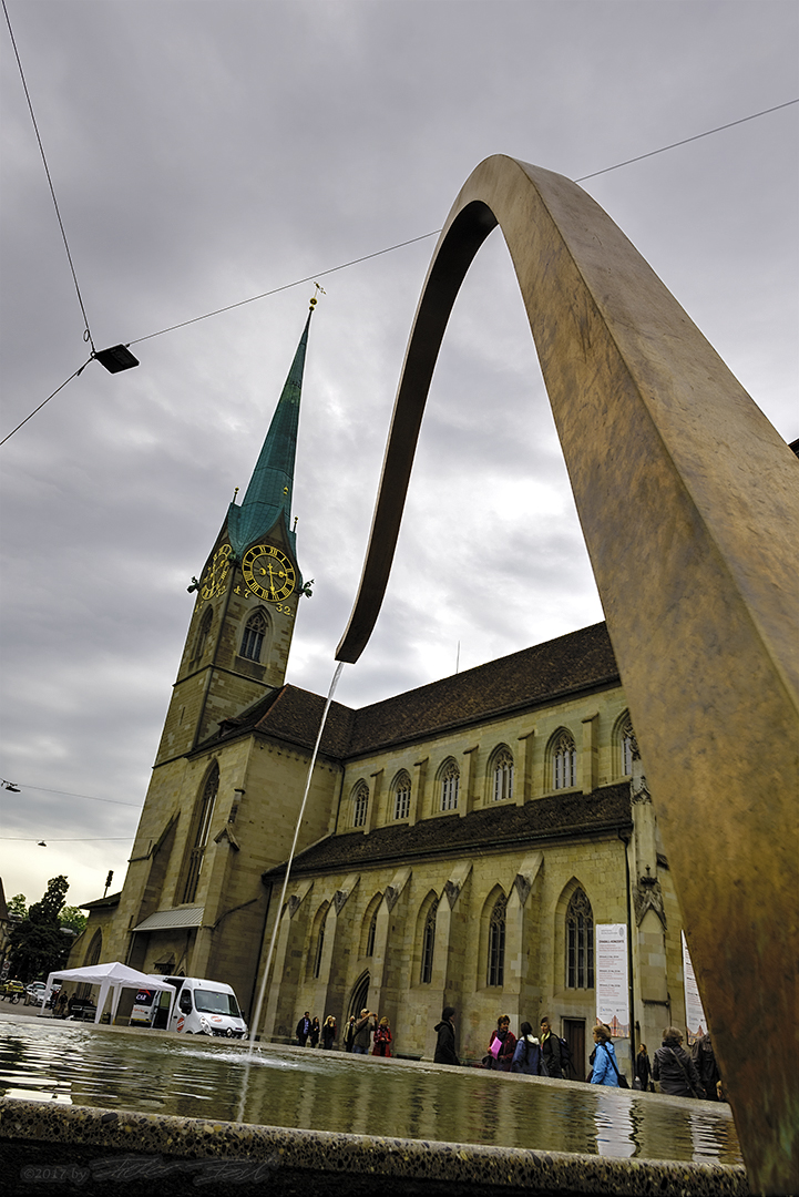 Der Brunnen und die Kirche