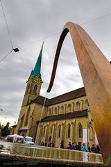 Der Brunnen und die Kirche