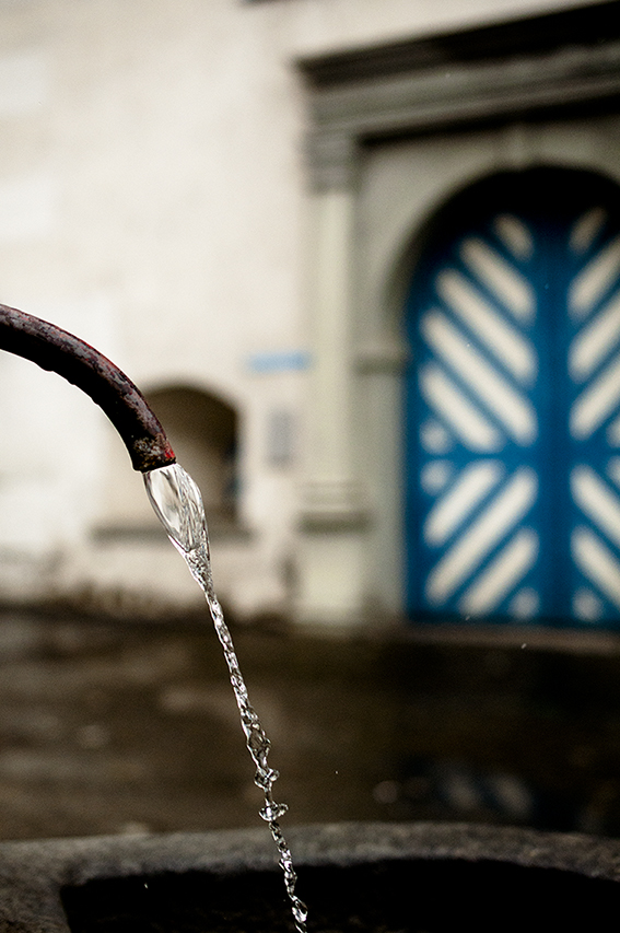 Der Brunnen und die Tür