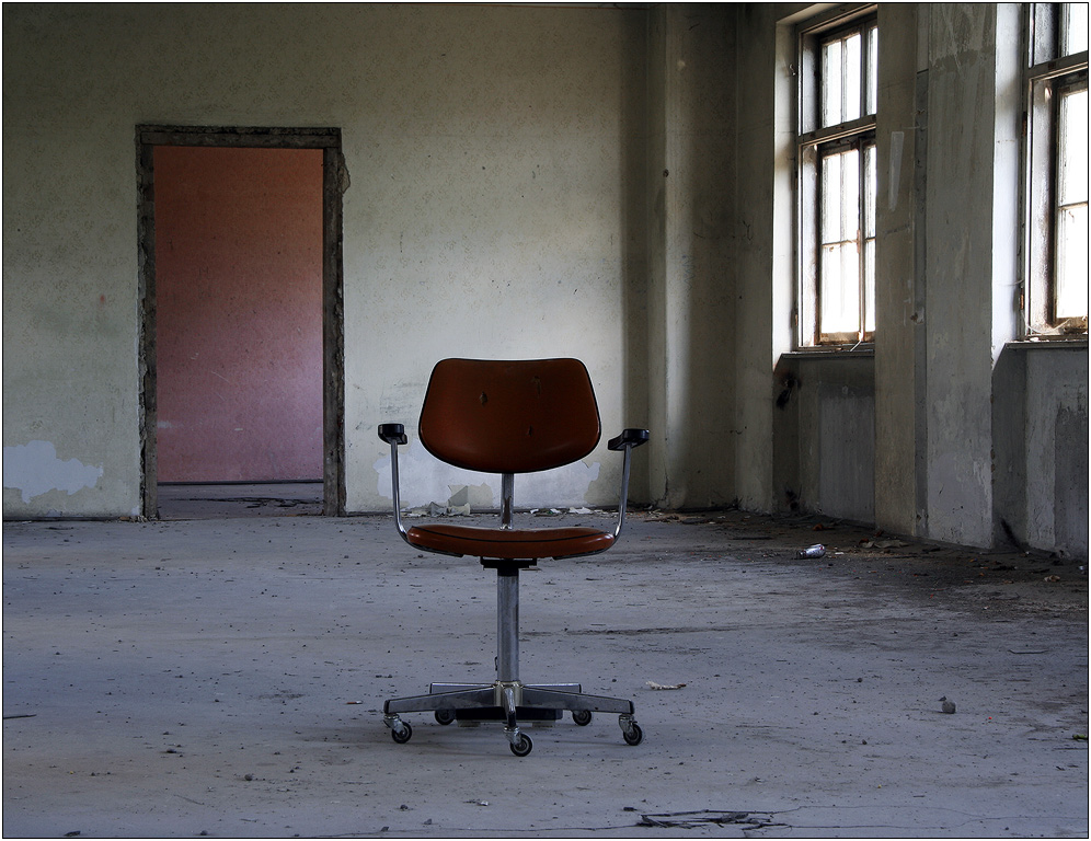 Der Bürostuhl und das verlassene Büro