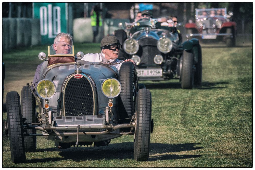 Der Bugatti führt das Feld an