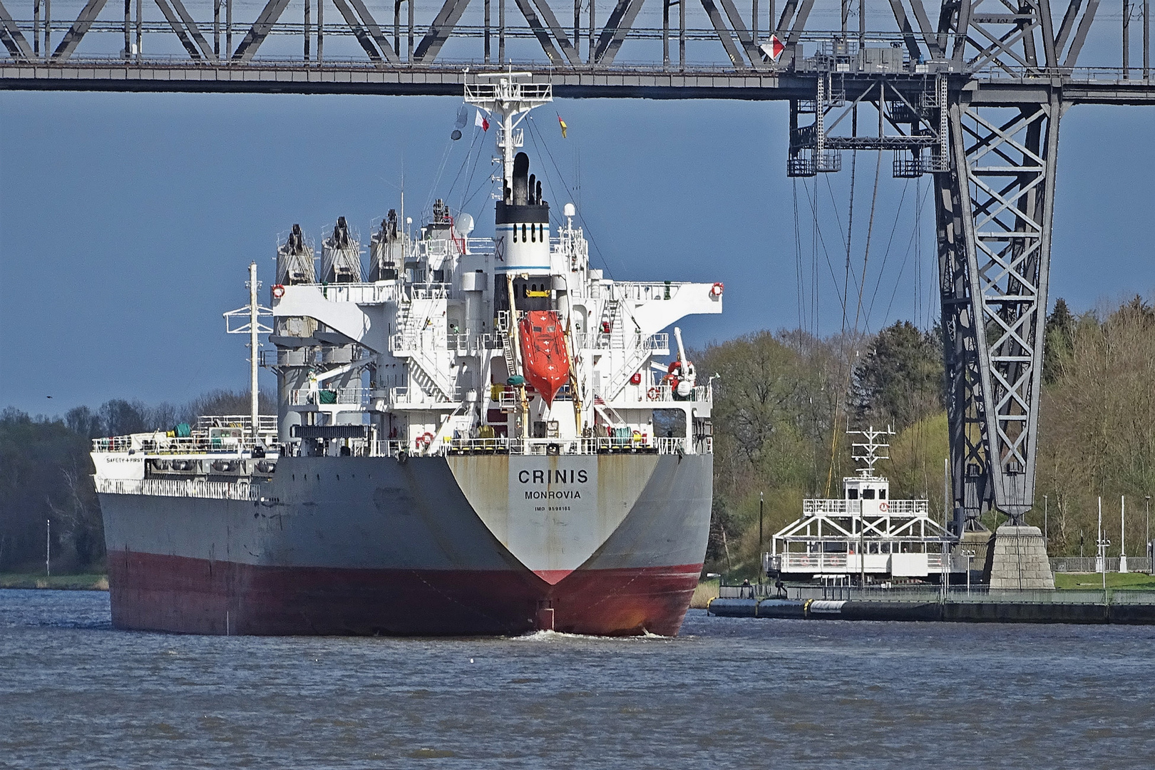 der Bulker und die Schwebefähre