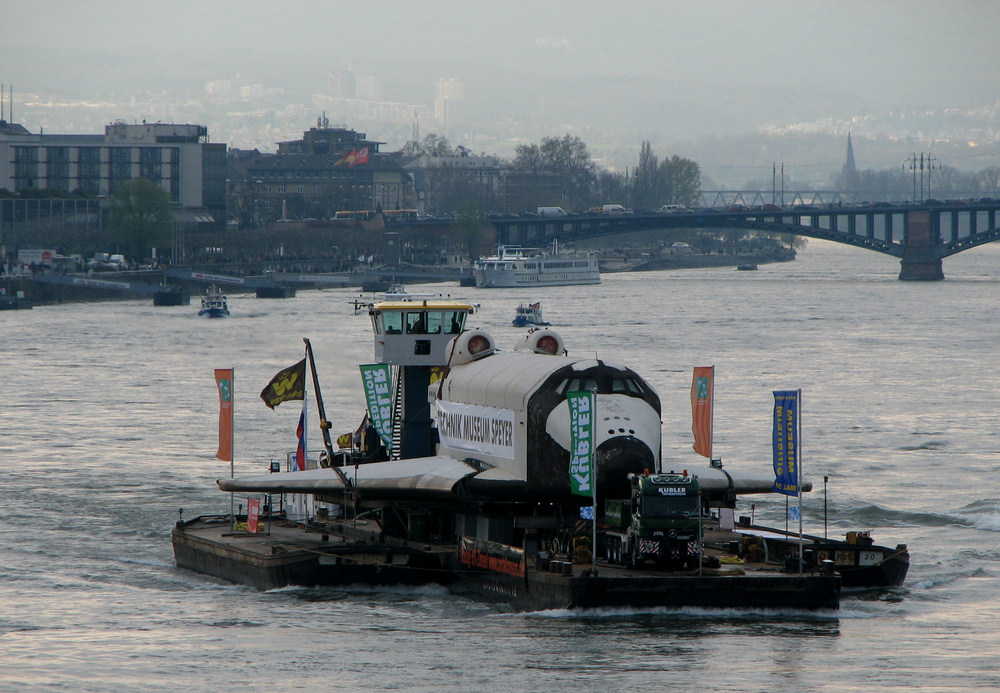 Der Buran auf dem Rhein bei Mainz