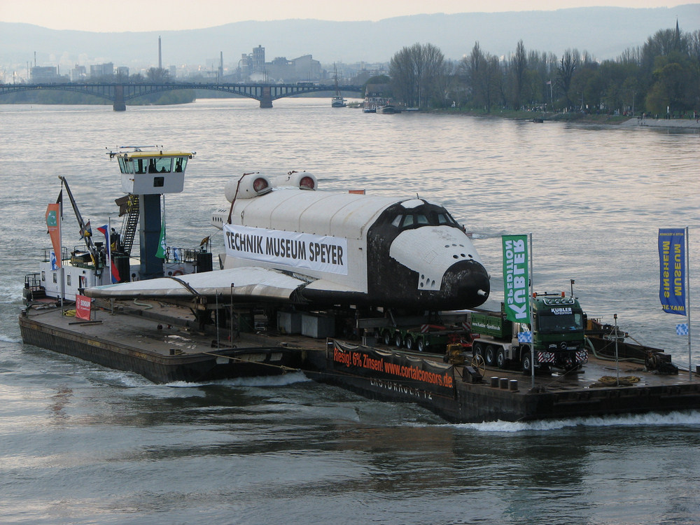 Der Buran auf dem Rhein bei Mainz kurz vor der Eisenbahnbrücke