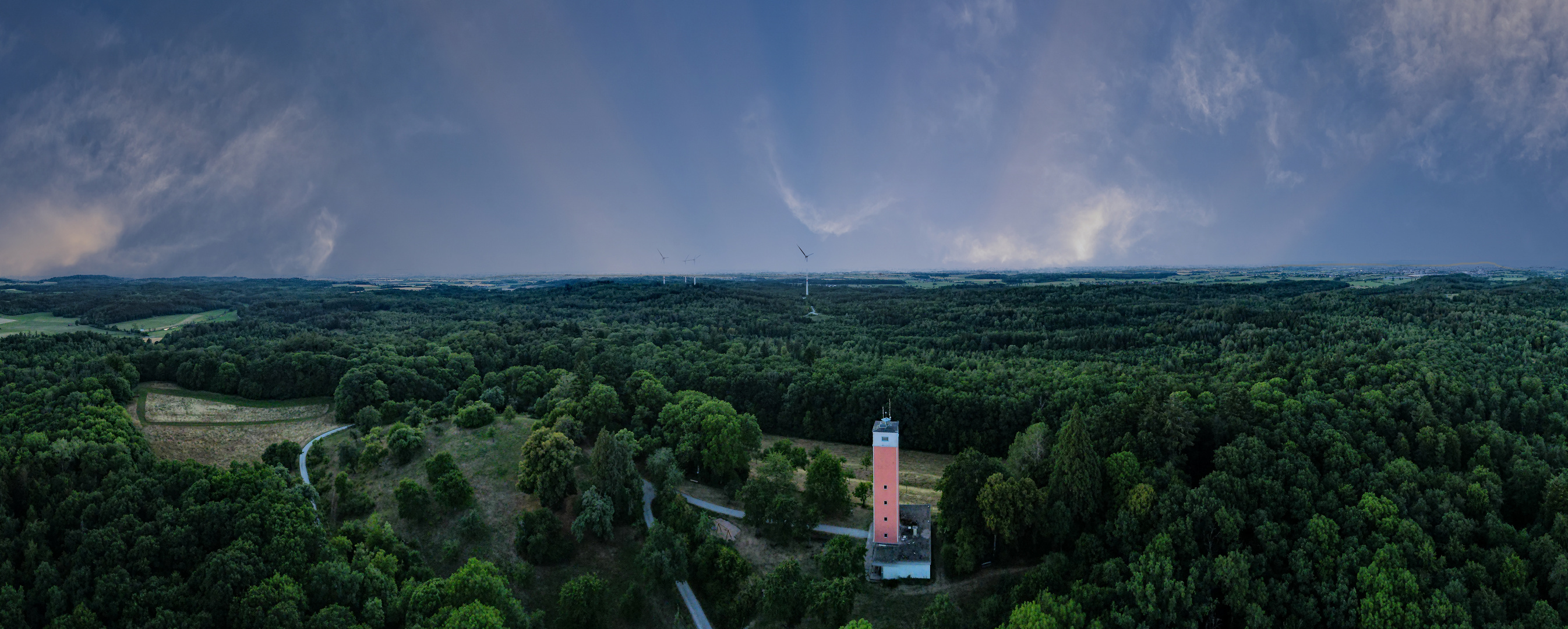 Der Burgberg am Abend