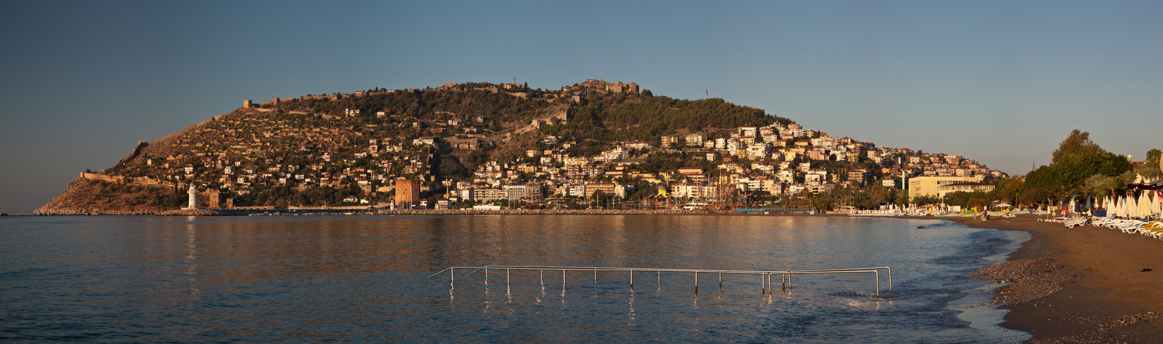 Der Burgberg in Alanya im ersten Morgenlicht