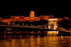 Der Burgberg mit dem Burgpalast und Kettenbrücke