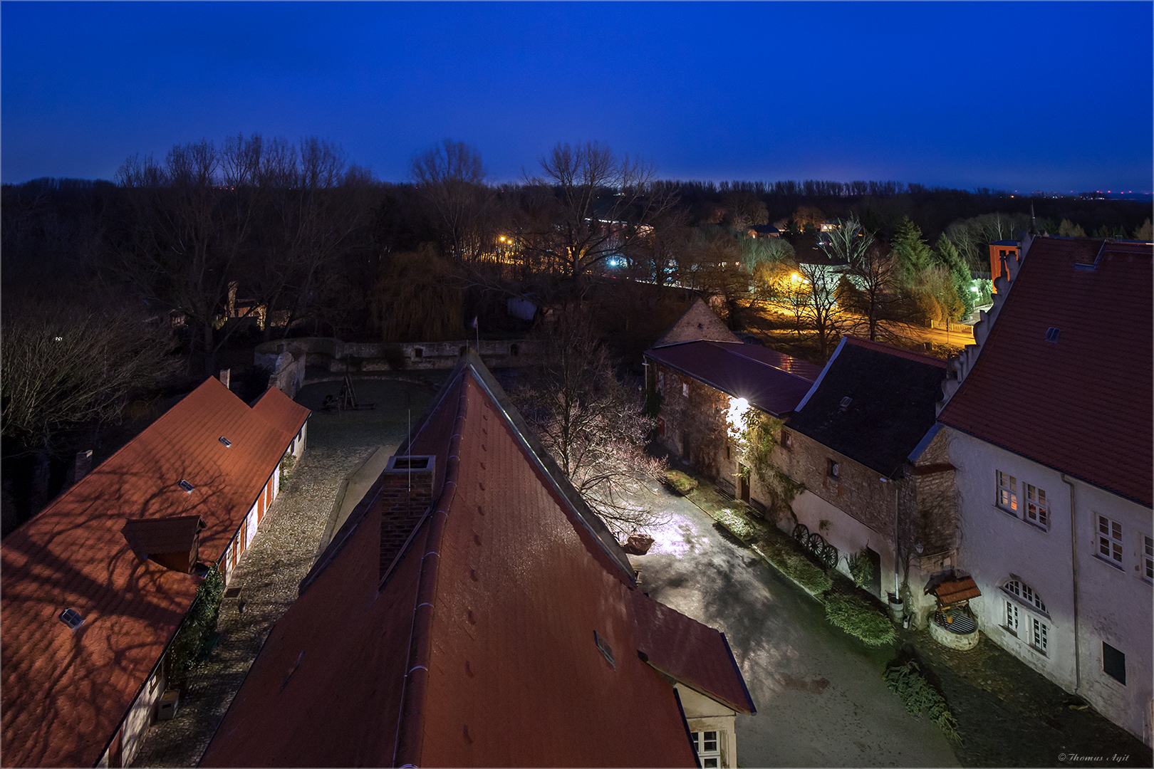 Der Burghof vom Burgturm der Wasserburg...