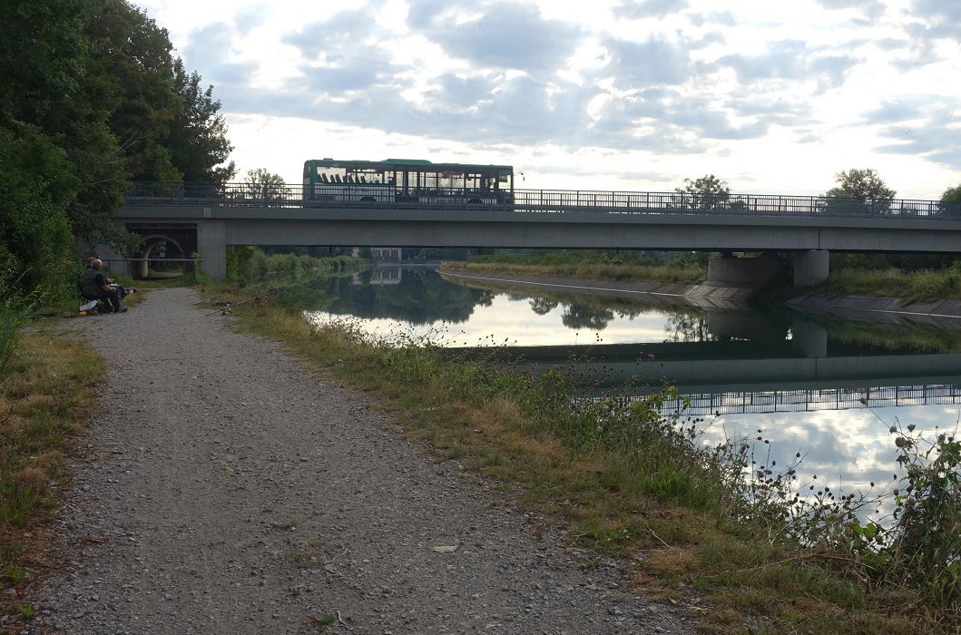 Der Bus fährt oben