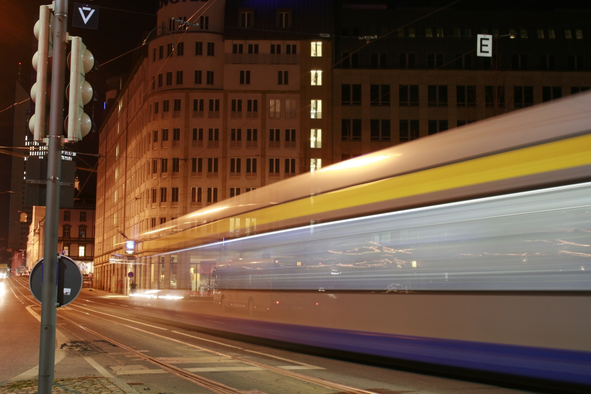 Der Bus im Schatten der Straßenbahn