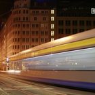 Der Bus im Schatten der Straßenbahn