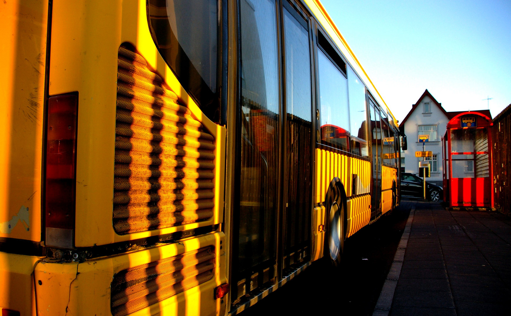 Der Bus im Schatten des Zauns