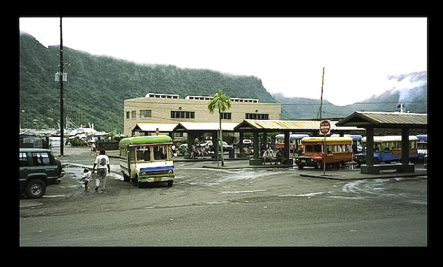 Der Busbahnhof von Apia (West Samoa)