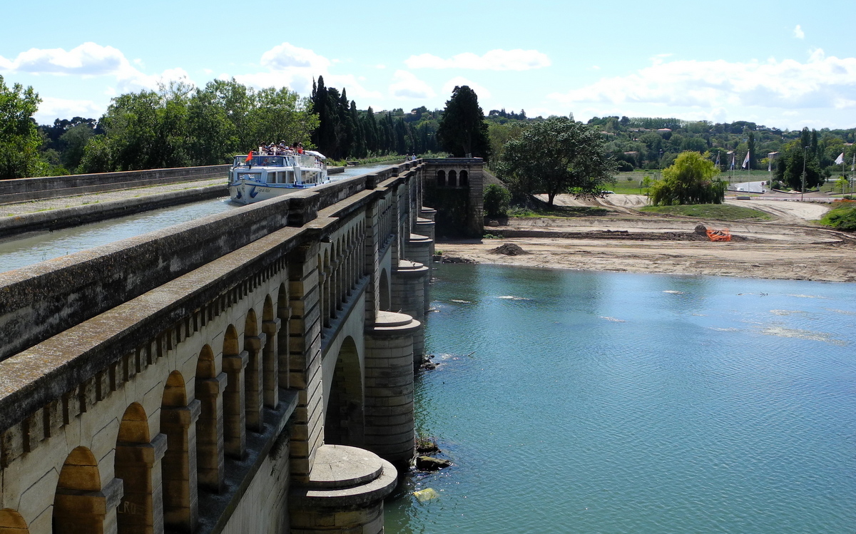 der canal du midi überquert den Fluß L'Orb in Beziers