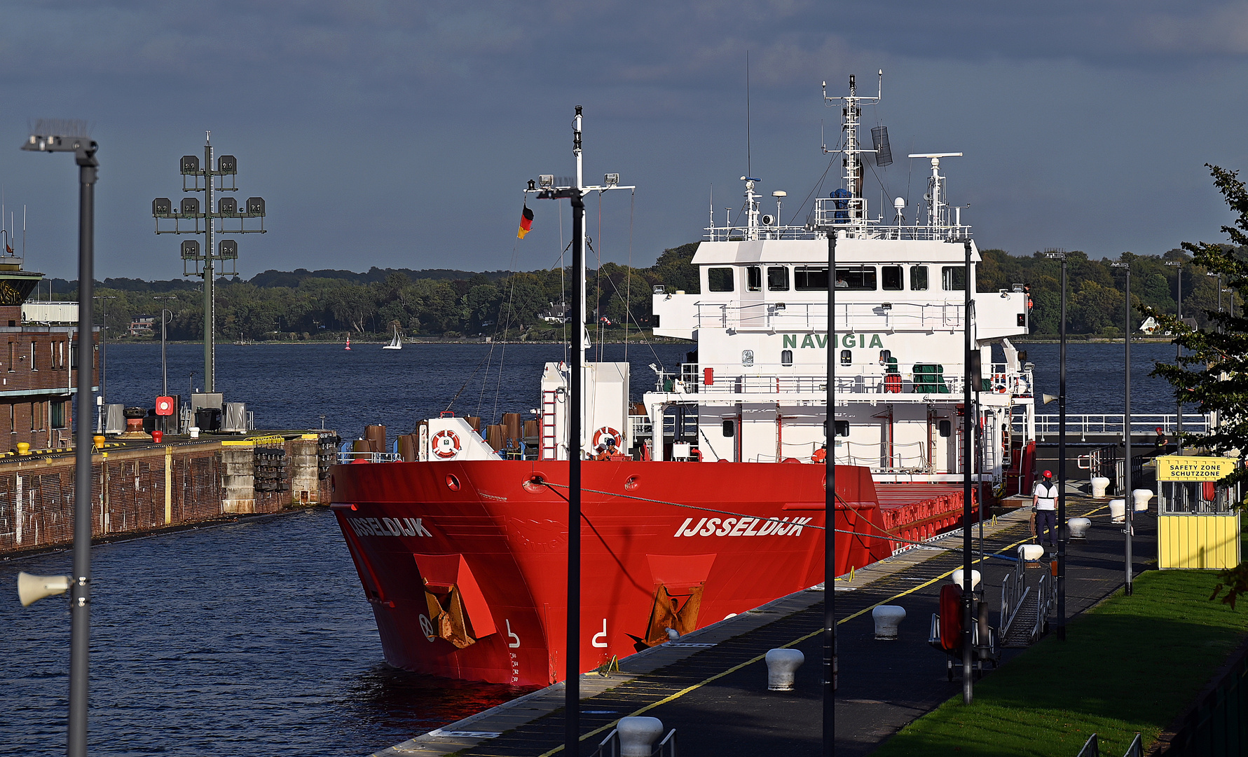 Der Cargofrachter IJSSELDIJK in der Schleuse Kiel Holtenau