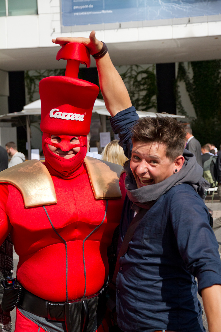 Der Carrera-Mann und ein Fan auf der IAA 2011