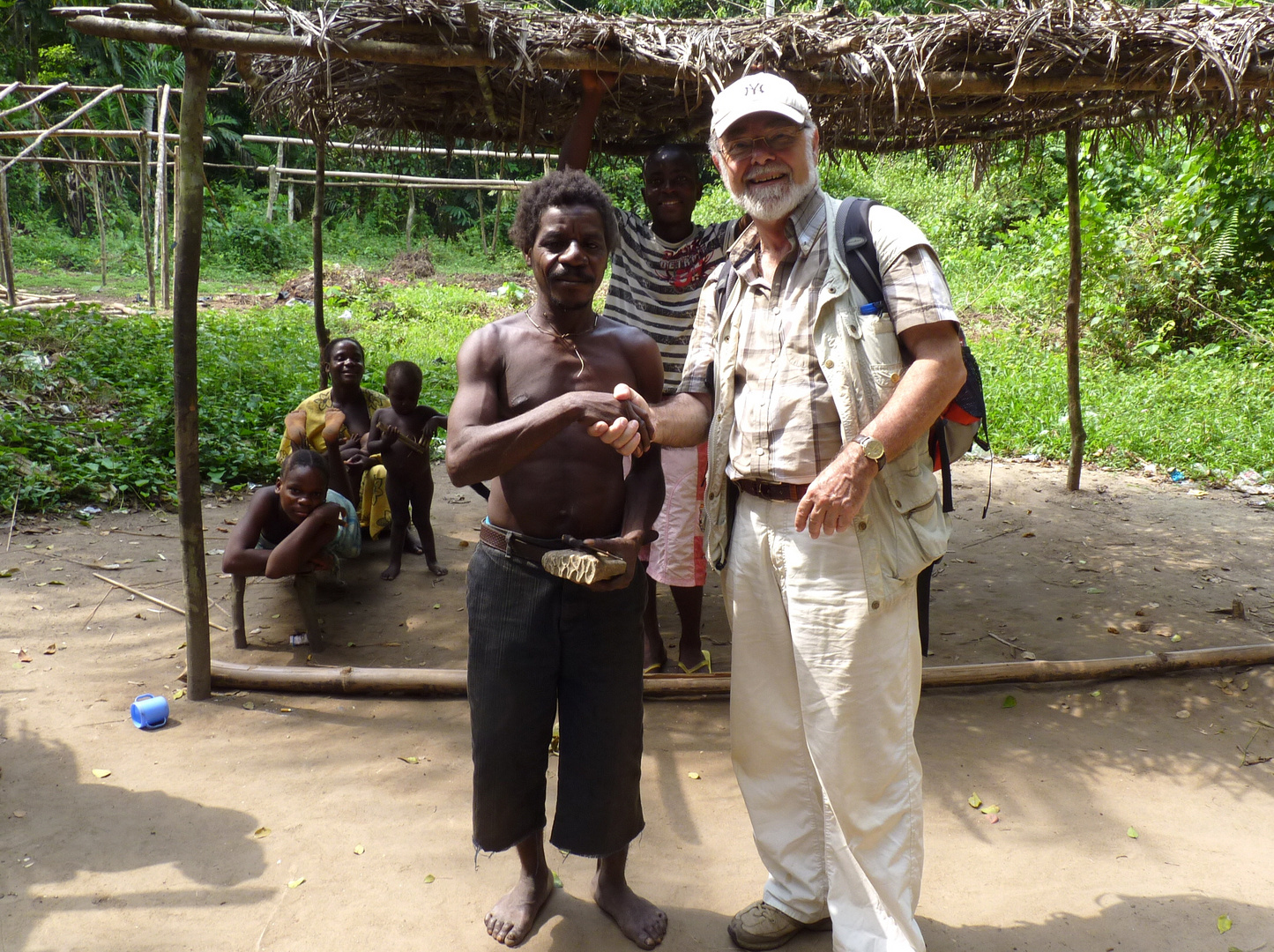 Der Chef der Pygmäen und sein Besucher Foto & Bild africa, central