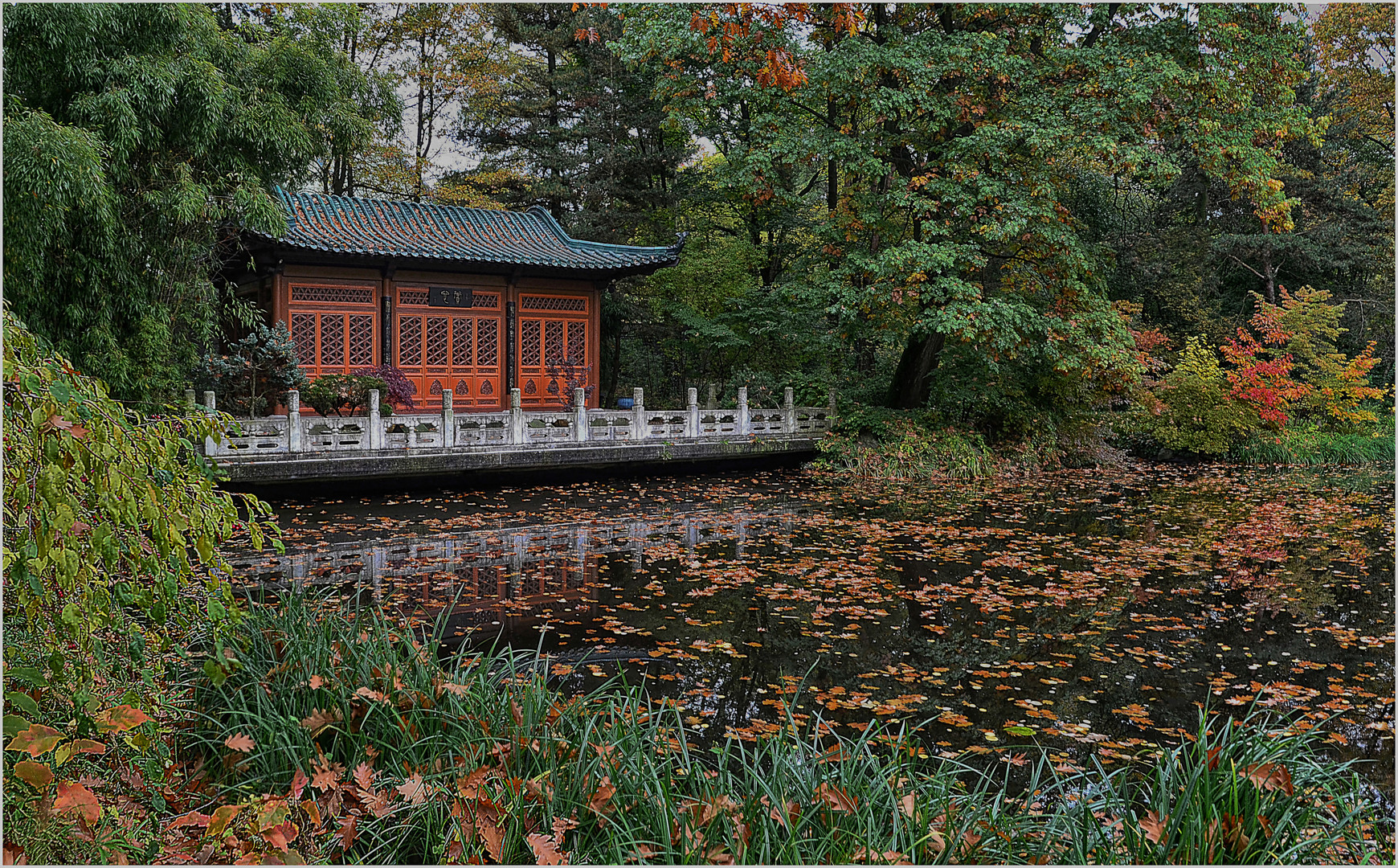Der chinesische Garten des Duisburger Zoos im Herbst Foto