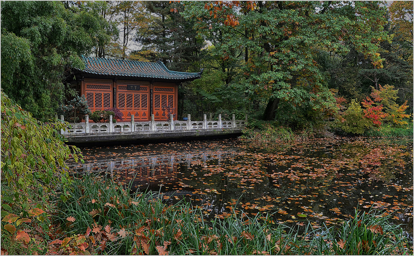 Der chinesische Garten des Duisburger Zoos im Herbst