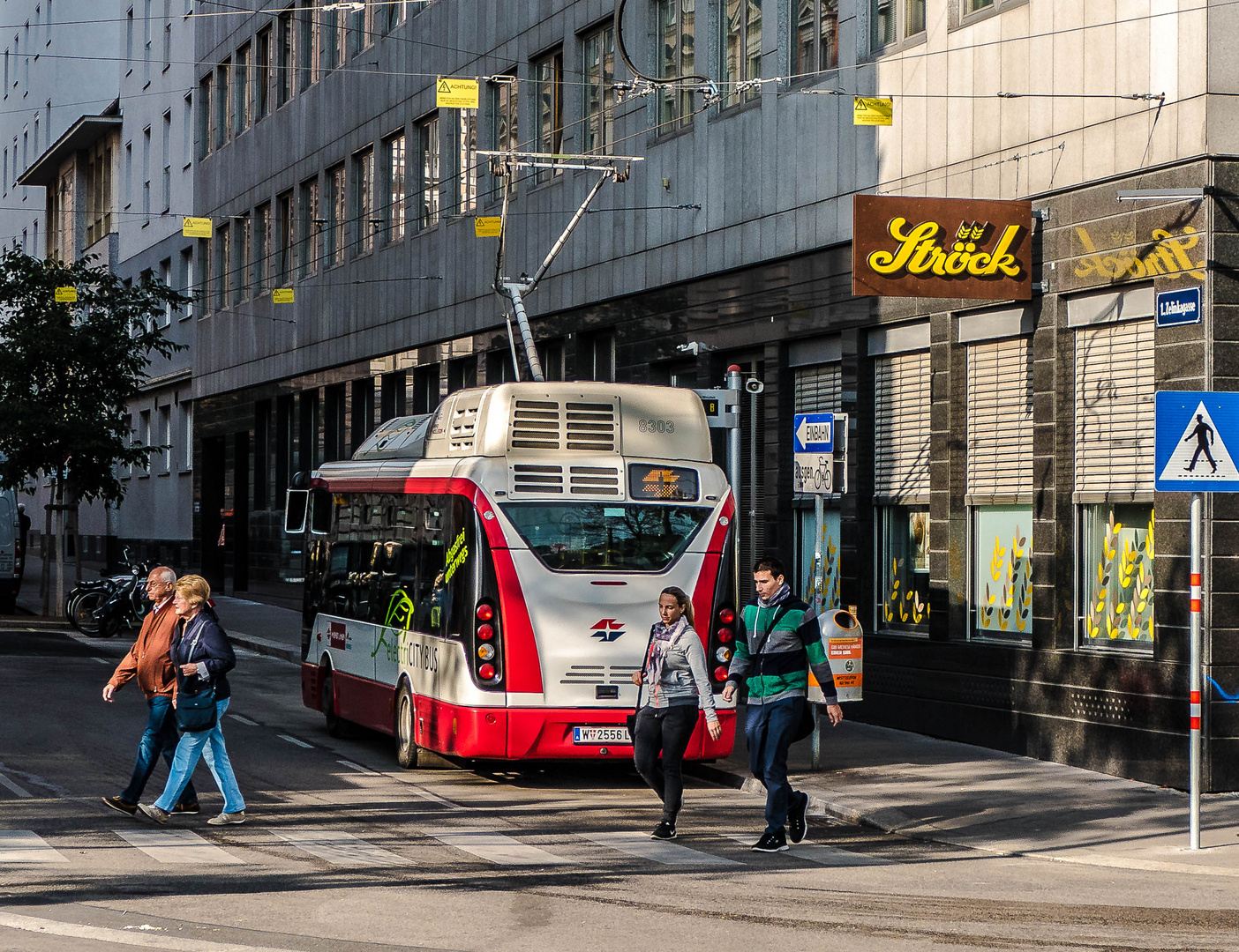 Der City-Bus holt sich gerade seine Ration ......