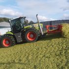 Der CLAAS TRAC XERION 3800 hat die Kiepe voll ...