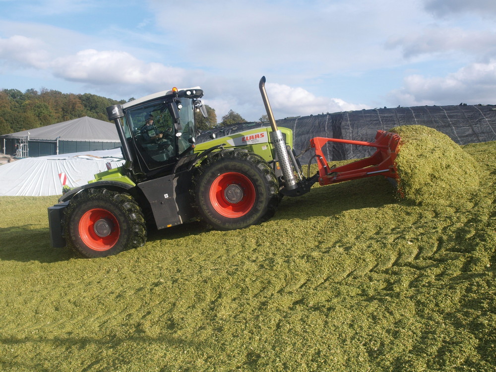 Der CLAAS TRAC XERION 3800 hat die Kiepe voll ...