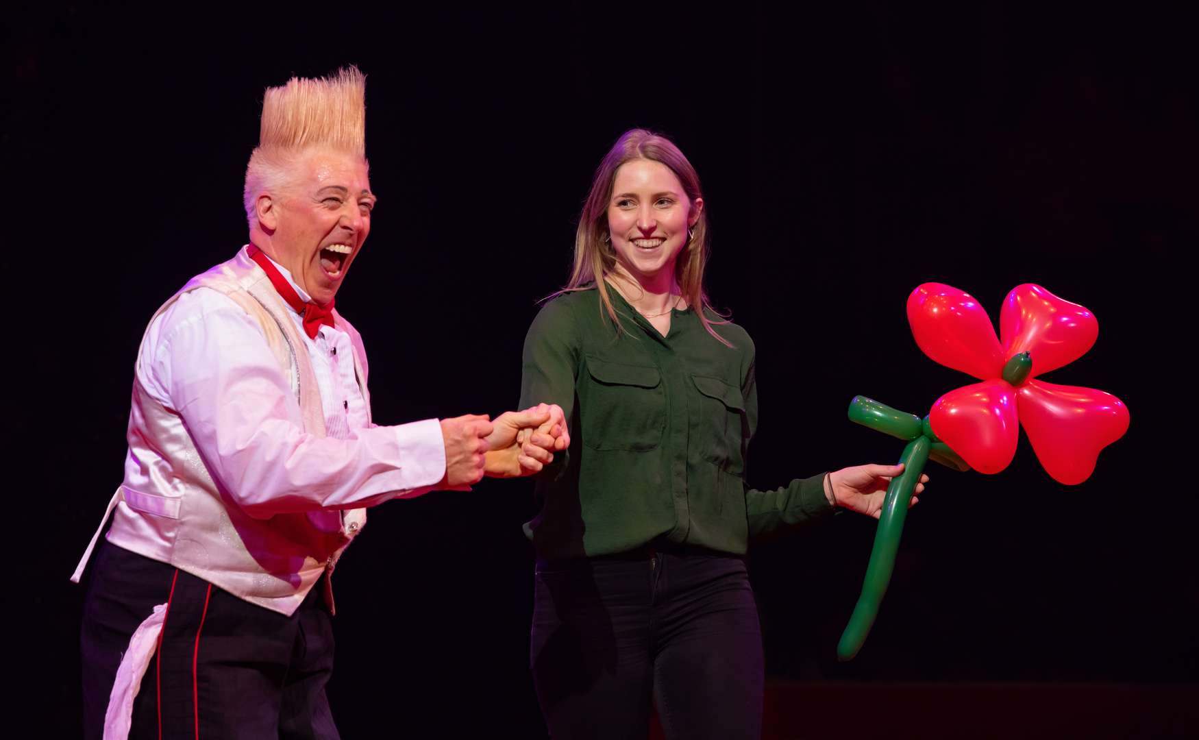 Der Clown Bello Nock bedankt sich bei der Mitspielerin