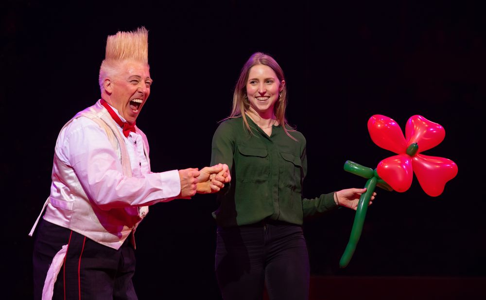 Der Clown Bello Nock bedankt sich bei der Mitspielerin Foto & Bild