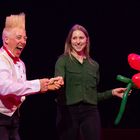 Der Clown Bello Nock bedankt sich bei der Mitspielerin