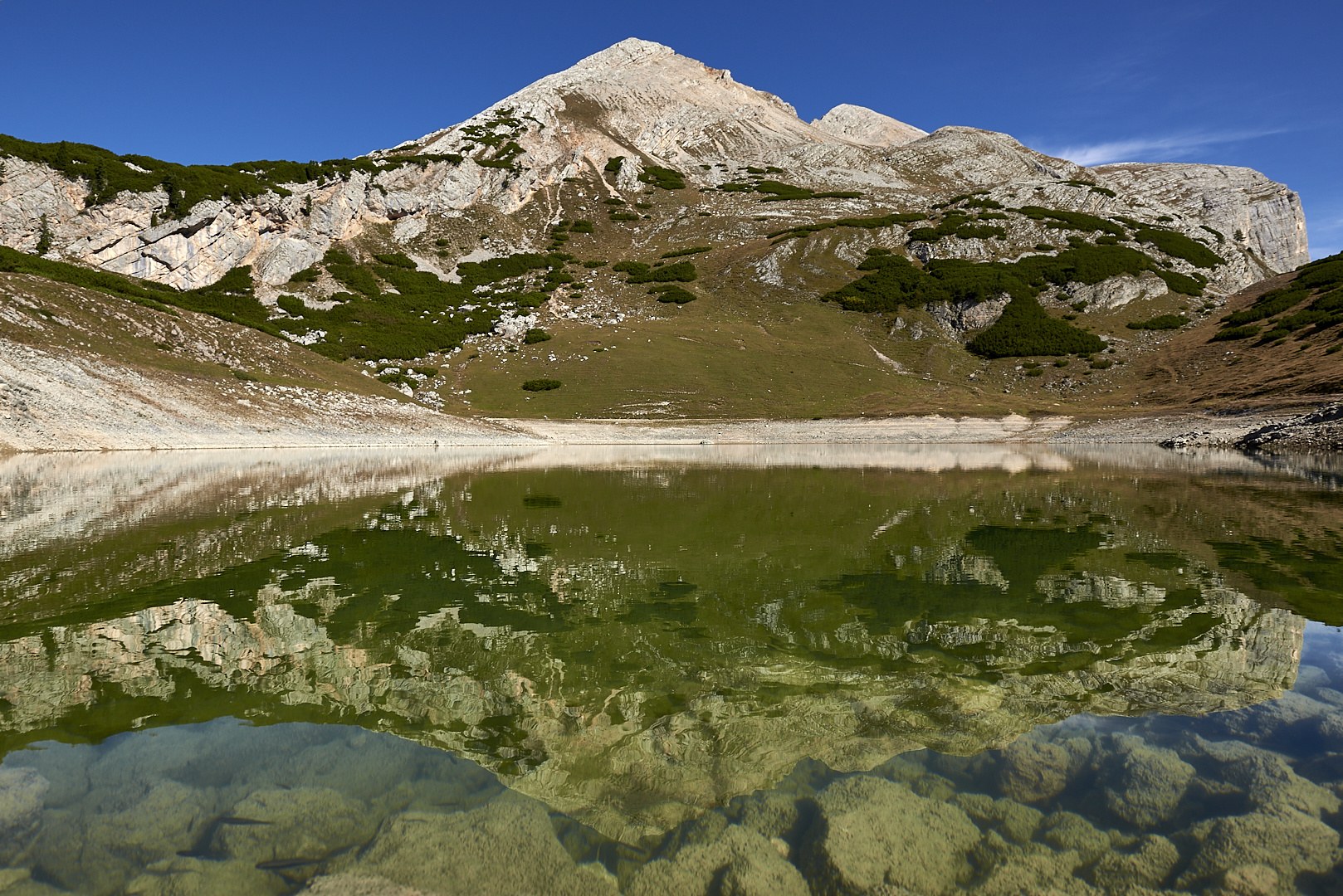 Der Col Bechei 2794 m spiegelt sich im Limosee, der See gehört zu der Gruppe der Fanesseen.... 