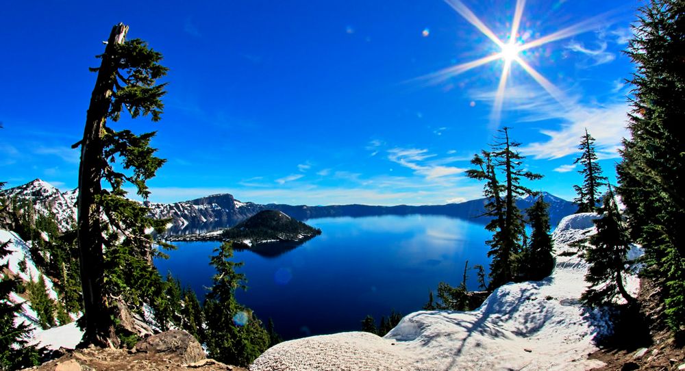 Der Crater Lake im Schnee