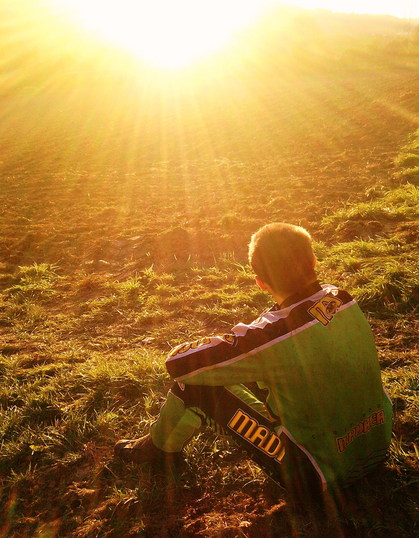 Der Crossfahrer unter der Sonne