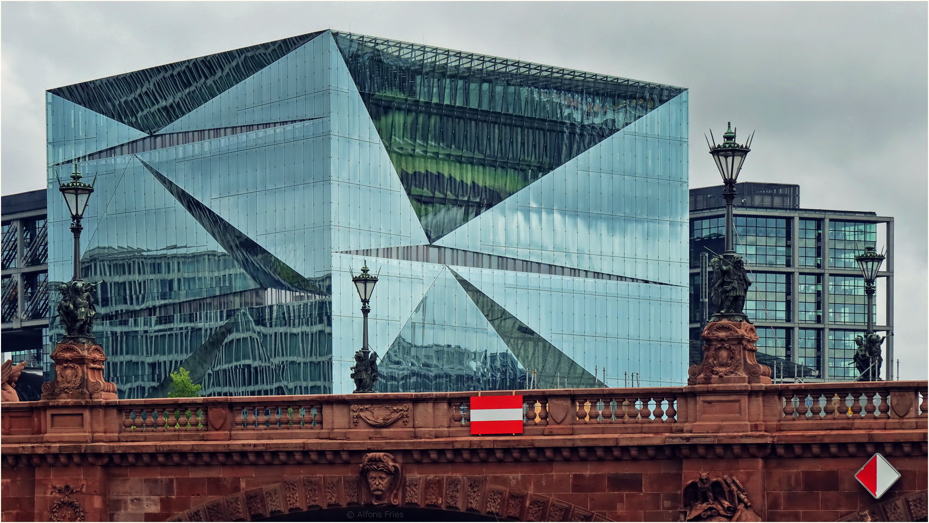 Der "Cube Berlin" und Spreebrücke