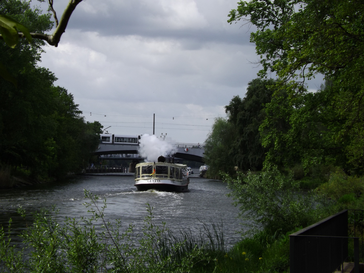 Der dampfbetriebene Ausflugsdampfer "Gustav" an der Langen Brücke in Potsdam, Mai 2015