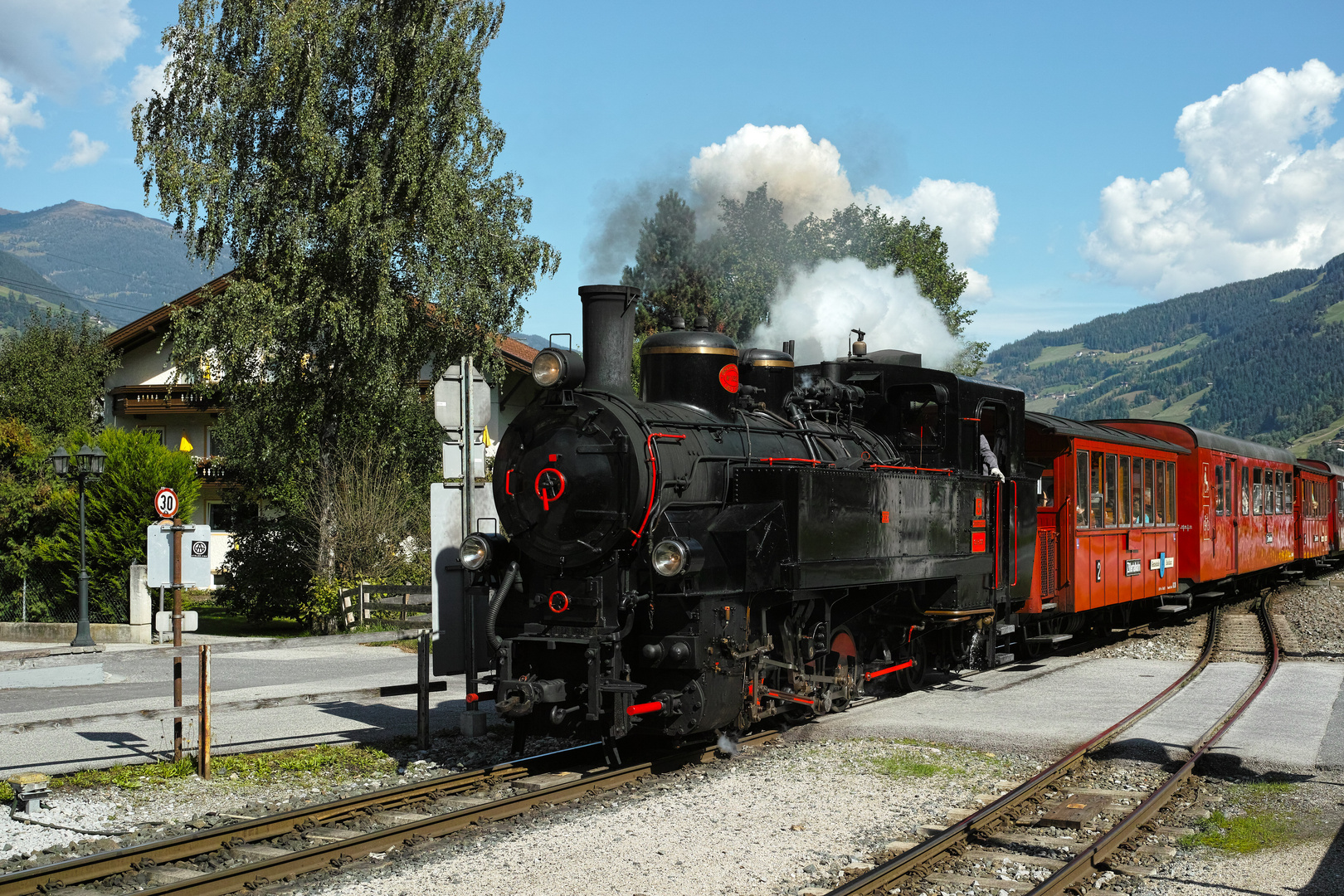 Der Dampfzug der Zillertalbahn erreicht Mayrhofen