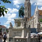 Der Denkmal dem Heiligen Stephan und die Mathiaskirche